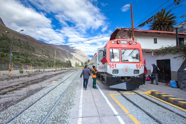 Tren que conecta Cuzco y Machu Picchu en Perú