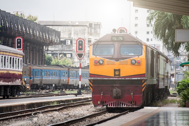 Un tren que se ejecuta en la estación, Hua lamphong, país Tailandia.