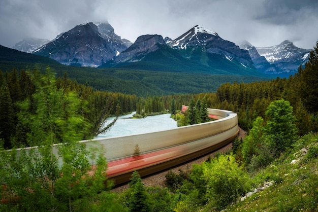 Tren que pasa por la curva de Morant en Bow Valley Parque Nacional Banff