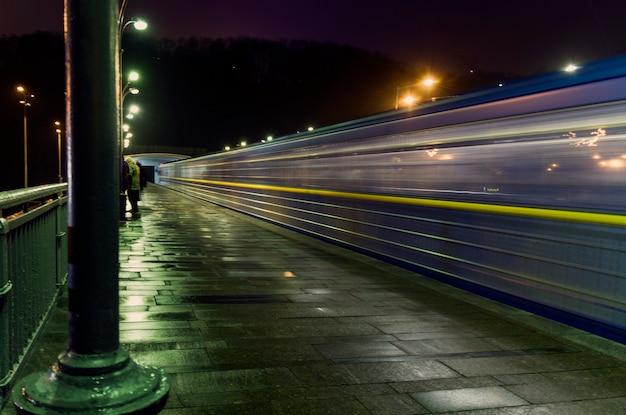 Tren que sale de la estación por la noche Tren que sale de movimiento en la estación Dnipro en Kiev