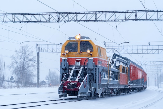 Tren de remoción de nieve ferroviaria para limpiar las vías de la estación y los desvíos durante las nevadas