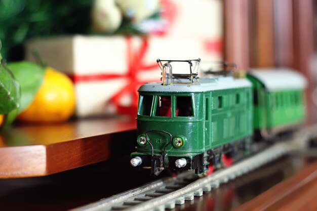 Tren retro bajo regalo de árbol