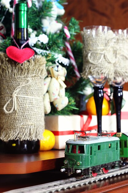 Tren retro bajo regalo de árbol