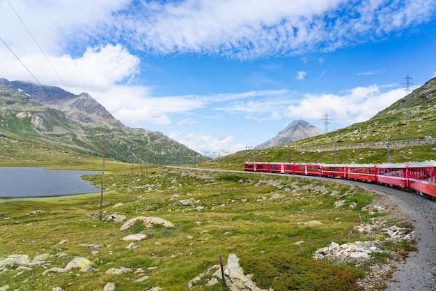 Tren rojo de bernina en suiza