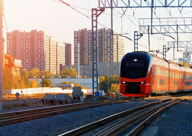 Tren rojo entrante en el contexto del transporte ferroviario