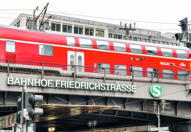 Tren rojo en la estación de Friedrichstrasse en la ciudad de Berlín en Alemania