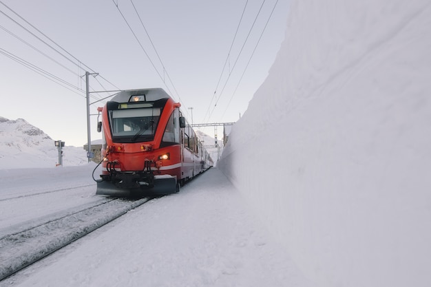 Foto tren rojo de los grisones en medio de mucha nieve