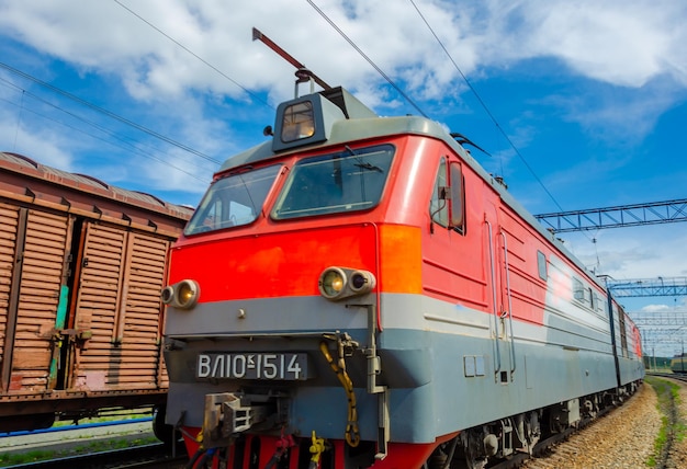 Un tren rojo con las letras b20104 en el frente.