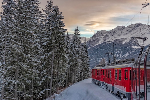 Tren rojo en la nieve en los alpes suizos