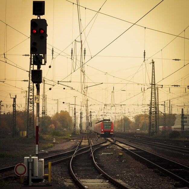 Tren rojo de tono de fotografía móvil en vía férrea