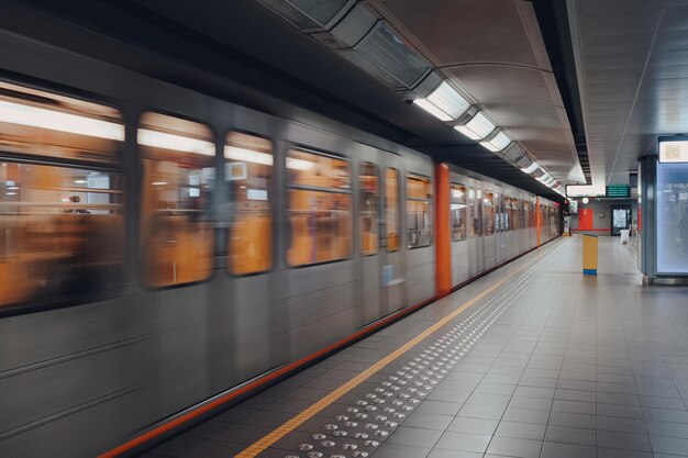 El tren sale de la estación de metro de Bruselas Bélgica motion blur