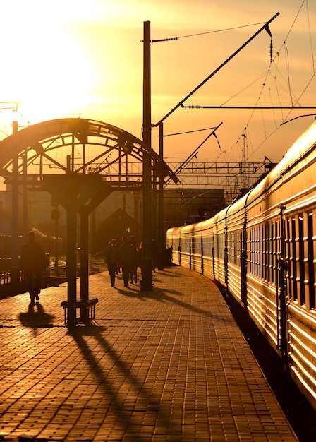 Tren saliendo de la estación de tren al atardecer