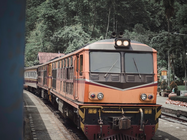 Tren de Tailandia llega a la estación