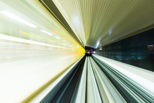 Tren a toda velocidad a través del túnel