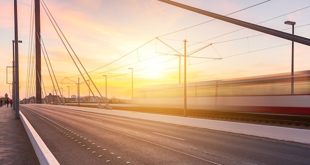 Tren de tráfico en el puente Theodor Heuss en Düsseldorf