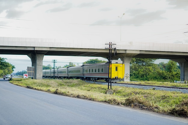 Tren de transporte moviéndose a través del fondo del puente por la mañana.