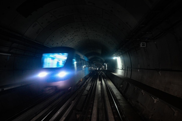 Foto tren en un túnel iluminado