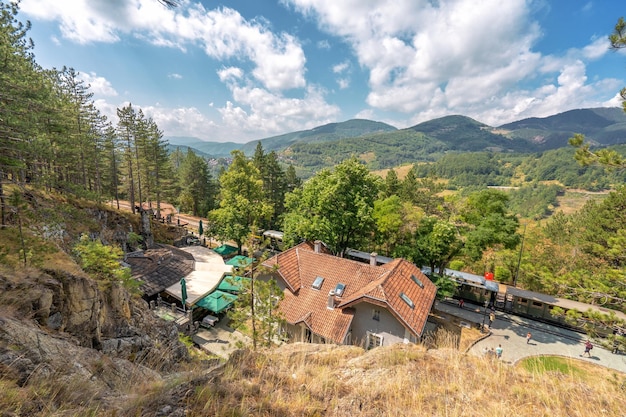 Tren turístico en la estación mokra gora sargan ocho serbia ferrocarril de vía estrecha en serbia