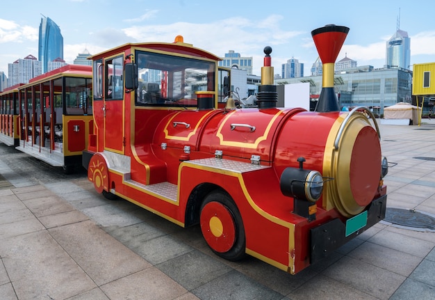 Tren turístico rojo en la plaza, Qingdao, China