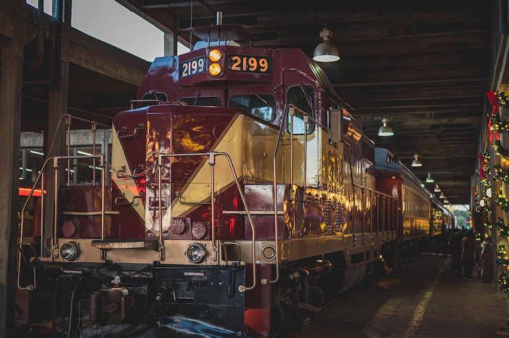 Foto el tren de uva que toma pasajeros en la estación de fort worth durante la hora dorada
