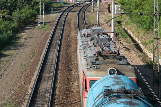 Tren con vagones cisterna en las vías del tren, vista superior