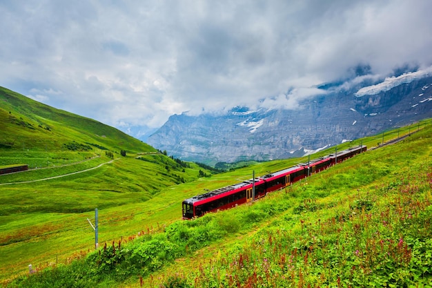 Tren en el valle de Lauterbrunnen Suiza
