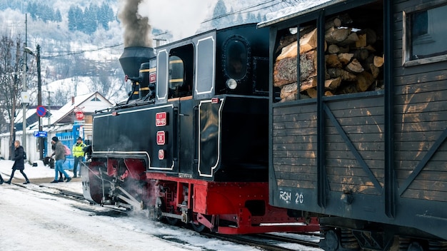 Tren de vapor Mocanita en una estación de tren en invierno Rumania