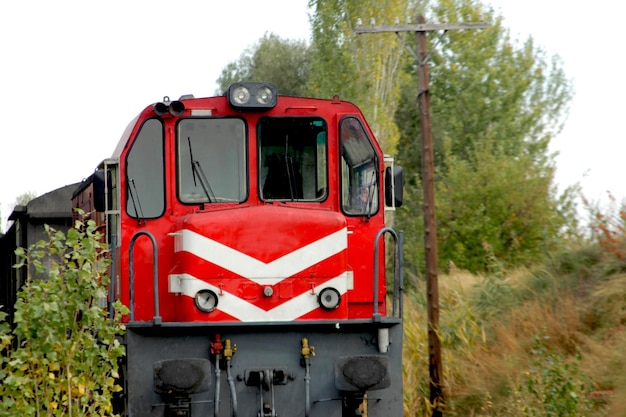 Tren de vapor negro en el ferrocarril