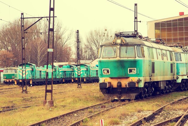 Un tren verde está en las vías con el número 2.