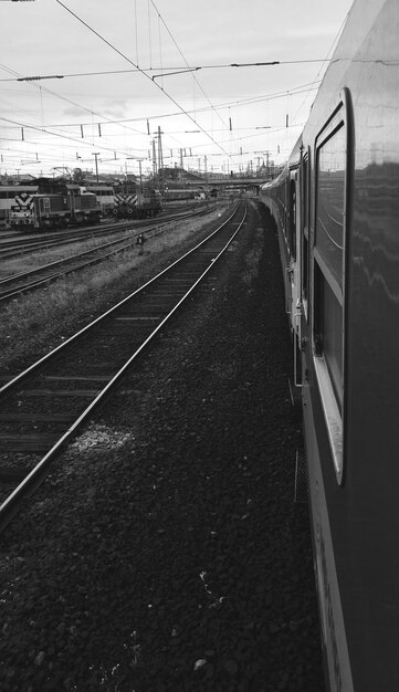 Foto el tren en la vía contra el cielo