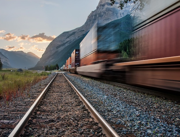El tren en la vía del ferrocarril contra el cielo