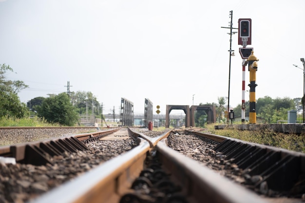 El tren en la vía del ferrocarril contra el cielo