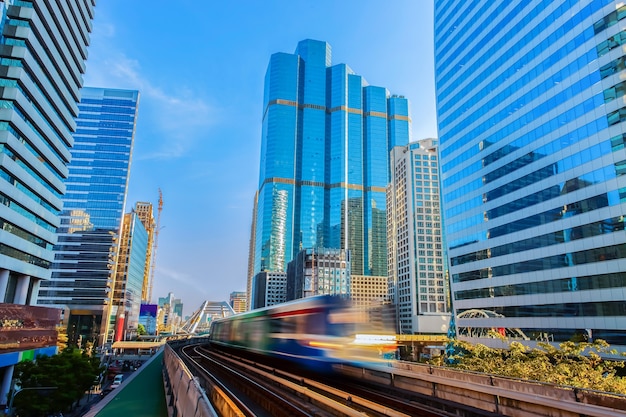 Tren en vías de la ciudad.