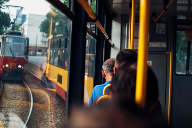 Tren en vías férreas en la ciudad