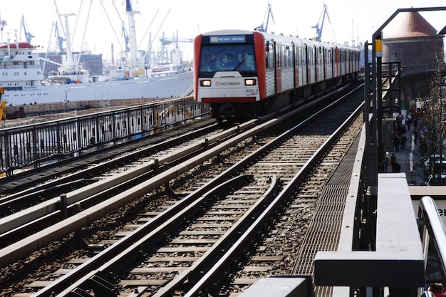 Foto tren en las vías del ferrocarril contra el cielo