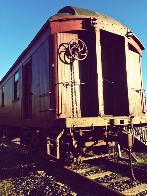 Foto tren en las vías del ferrocarril durante un día soleado