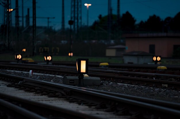 Foto tren en las vías del ferrocarril por la noche
