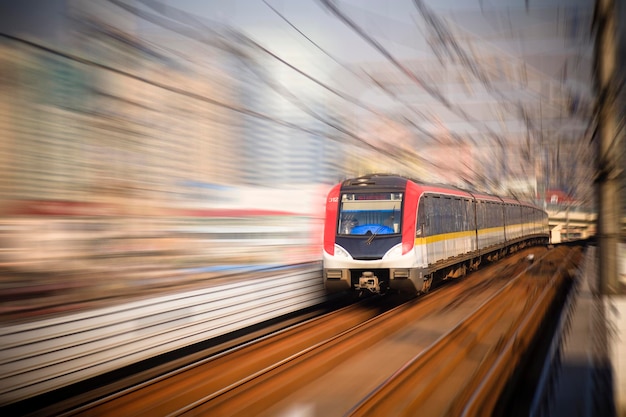 Foto el tren en las vías del ferrocarril