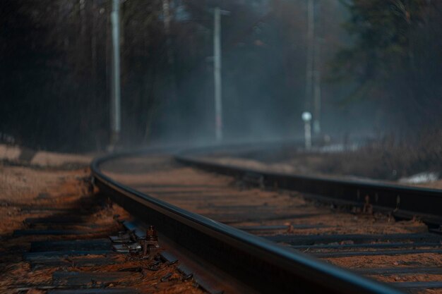 Foto un tren en las vías en la oscuridad.