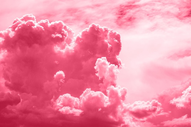 Trendfarbe des Jahres 2023 Himmel mit magentafarbenen Regenwolken