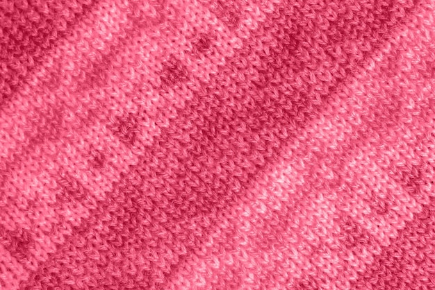 Foto trendfarbe des jahres 2023 strickstoff mit muster handgefertigt hintergrundtextur in viva magenta-farbe getönt