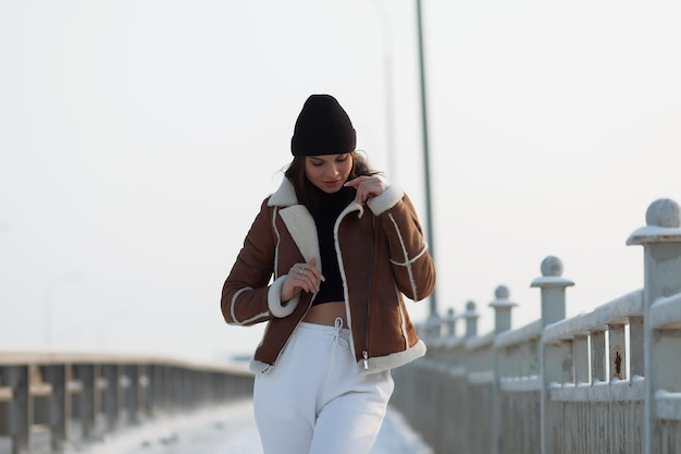 Trendige Brünette in stylischer Winterjacke