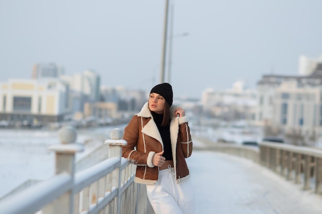 Trendige Brünette in stylischer Winterjacke