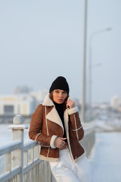 Trendige Brünette in stylischer Winterjacke