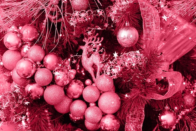 Trendige Farbe des Jahres 2023 Weihnachts- oder Neujahrsdekoration in der Farbe Viva Magenta