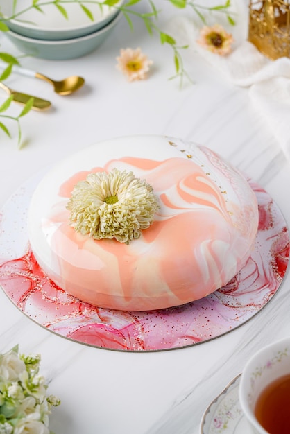 Trendige Mousse-Torte mit Spiegelglasur dekoriert Moderne europäische Desserts