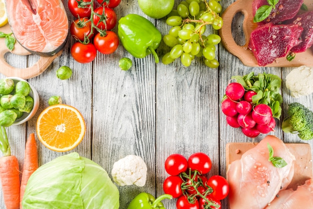 Foto trendige pegane ernährung, fleisch, eier, meeresfrüchte, milchprodukte und verschiedene frische gemüsesorten