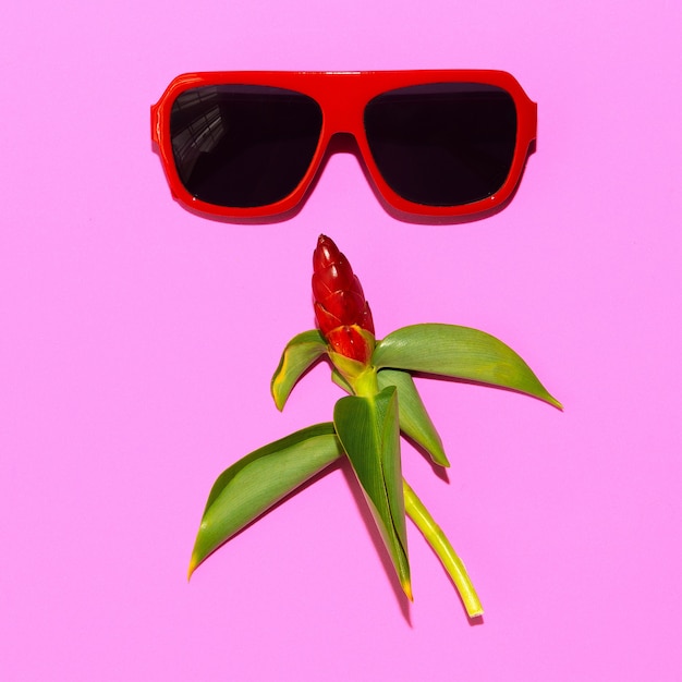 Foto trendige rote sonnenbrille. stilvolles accessoire. flach legen