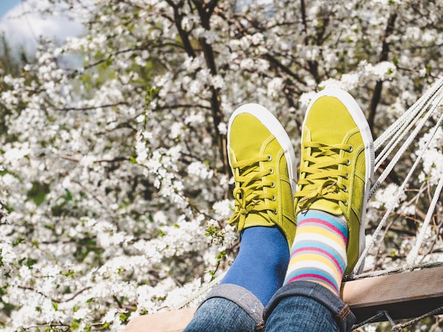 Trendige Turnschuhe und bunte Socken Nahaufnahme im Freien