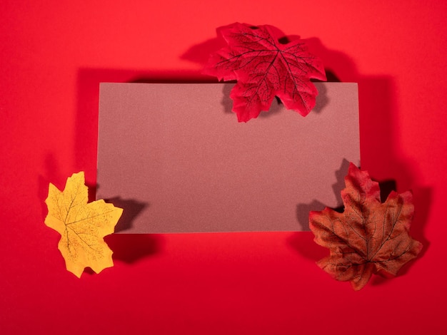 Trendiger Herbsthintergrund Rote und braune geometrische Formszene mit Herbstblättern